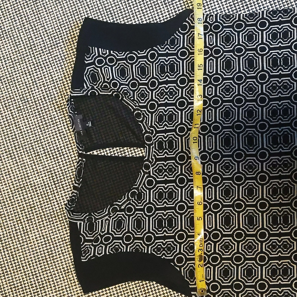 The Limited Patterned Sheer Shell - Picture 3 of 5